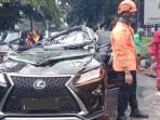 Mobil-Toyota-Lexus-hitam-ringsek-tertimpa-pohon.jpg