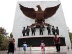 Monumen-Pancasila-Sakti-Lubang-Buaya-Jakarta.jpg