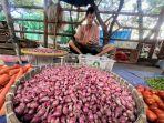 Pedagang-bawang-merah-di-pasar-Kranggot-Kota-Cilegonet.jpg