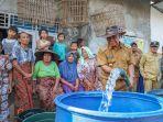 Pemerintah-Provinsi-Banten-mendistribusikan-air-kepada-wilayah-terdampak-kekeringan.jpg