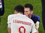 Penyerang-Polandia-Robert-Lewandowski-dan-penyerang-Argentina-Lionel-Messi-saling-berbisik.jpg
