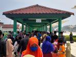 Peziarah-mengantre-di-pintu-masuk-menuju-Makam-Sultan-di-lingkungan-Masjid-Agung-Banten.jpg