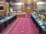 Puluhan-tenaga-kesehatan-mendatangi-kantor-DPRD-Kabupaten-Serang.jpg