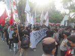 Ratusan-mahasiswa-menggelar-aksi-unjuk-rasa-di-depan-gedung-DPRD-Provinsi-Banten.jpg