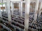 Ribuan-santriwan-Ponpes-Daar-El-Qolam-melaksanakan-sholat-dzuhur-berjamaah.jpg