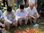 Ridwan-Kamil-Suswono-berziarah-ke-makam.jpg