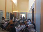 Sejumlah-tenaga-honorer-di-Kota-Serang-Banten-menggeruduk-kantor-DPRD-Kota-Serang.jpg