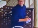 Seorang-pria-berbaju-biru-terekam-kamera-CCTV-sengaja-mengganti-QRIS-untuk-kotak-amal.jpg