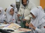 Siswa-melakukan-praktek-didampingi-Dosen-Prodi-Desain-Lasalle-College-Surabaya.jpg