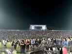 Suporter-Arema-FC-Aremania-turun-kedalam-stadion-usai-laga-Arema-FC-melawan-Persebaya.jpg