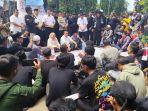 Tenaga-honorer-menggelar-aksi-damai.jpg
