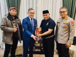 Tim-Polda-Banten-memberikan-golok-Banten-kepada-Kedutaan-Besar-Indonesia-di-Belanda.jpg