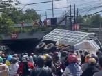 Truk-terjun-dari-tol.jpg