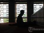 Umat-Muslim-melakukan-salat-saat-menjalankan-ibadah-puasa-di-Masjid-Istiqlal.jpg
