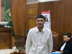 Vadel-Badjideh-di-ruang-sidang.jpg