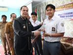 Wali-Kota-Serang-Budi-Rustandi-memberikan-KTP-el.jpg