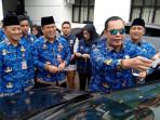 Wali-Kota-Serang-Budi-Rustandi-menempelkan-stiker.jpg