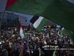 Warga-Berlin-Jerman-memegang-bendera-Palestina.jpg