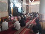 Warga-Kota-Serang-menunaikan-ibadah-Salat-Gerhana-di-Masjid-Agung-Ats-Tsauroh.jpg