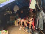 ahmad-nasuhi-warga-kabupaten-lebak-yang-tinggal-di-tenda-dengan-atap-terpal.jpg