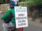 aksi-konvoi-puluhan-pengendara-motor-sambil-membawa-poster.jpg
