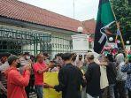 aksi-unjuk-rasa-itu-sebagai-bentuk-penolakan-rencana-kenaikan-harga-bbm.jpg