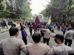 aliansi-mahasiswa-yang-hendak-unjuk-rasa-menuju-depan-istana-bogor.jpg