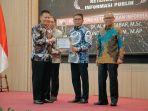 andra-soni-raih-penghargaan-komisi-informasi.jpg