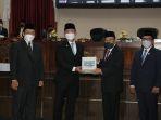 anggota-bpk-hari-azhar-azis-menyerahkan-lph-bpk-ri-atas-lkpd-pemprov-banten-tahun-2020.jpg