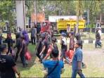 aten-Pandeglang-Banten-membawa-sampah-ke-Kantor-Dinas-L.jpg