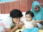 atta-halilintar-dan-aurel-hermansyah-berikan-ameena-kalung-untuk-meredakan-sakit-saat-tumbuh-gigi.jpg