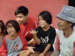 ayah-di-lebak-minta-seragam-bekas-ke-tetangga.jpg