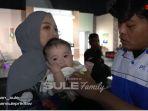 baby-adzam-merengek-tak-mau-digendong-dengan-sang-bunda.jpg