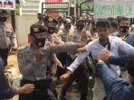 bentrokan-mahasiswa-dan-aparat-kepolisian.jpg