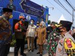 bupati-serang-ratu-tatu-chasanah-meninjau-pos-pengamanan.jpg