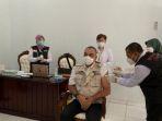 bupati-tangerang-ahmed-zaki-iskandar-disuntik-vaksin-covid-19.jpg