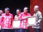 bupati-tangerang-dapat-penghargaan-dari-menkumham.jpg