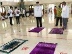 bupati-tangerang-salat.jpg