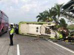 bus-ardiansyah-menabrak-tiang-papan-pemberitahuan-bahu-jalan-di-tol-surabaya-mojokerto.jpg