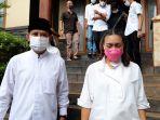 cawalkot-tangsel-dan-wakilnya-muhamad-rahayu-saraswati-jalan-kaki-ke-tps.jpg