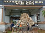 dprd-provinsi-banten-membeli-batu-fosil.jpg