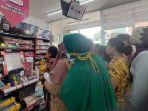 emak-emak-antre-membeli-minyak-goreng-di-mini-market.jpg