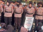 emak-emak-demo-Polda-Banten.jpg