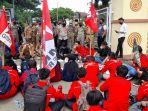 foto-aliansi-aja-kendor-mahasiswa-gmni-dan-hmi-demo-di-depan-kantor-pemkot-serang.jpg