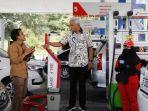 foto-gubernur-jateng-ganjar-pranowo-di-spbu.jpg