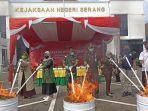 foto-kejaksaan-negeri-serang-memusnahkan-barang-bukti-dari-hasil-sitaan.jpg