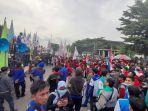 foto-ribuan-buruh-saat-aksi-unjukrasa.jpg