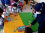 foto-siswa-paud-anyelir-kembali-bejalar-mengikuti-kegiatan-ptm-di-dalam-posyandu.jpg