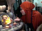 gemasnya-nathalie-lihat-adzam-duduk-di-car-seat-baru.jpg
