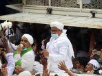 habib-rizieq-syihab-saat-menyapa-pendukung-dan-simpatisan-setiba-di-markas-fpi-petamburan.jpg
